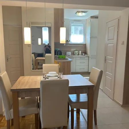 Laszlo Apartment *